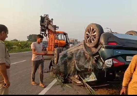 After the accident, the car fell into the ditch, four injured