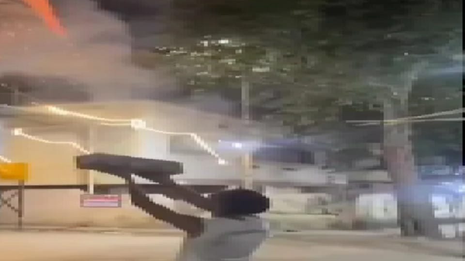 Diwali : man shoots rockets towards apartments in Maharashtra