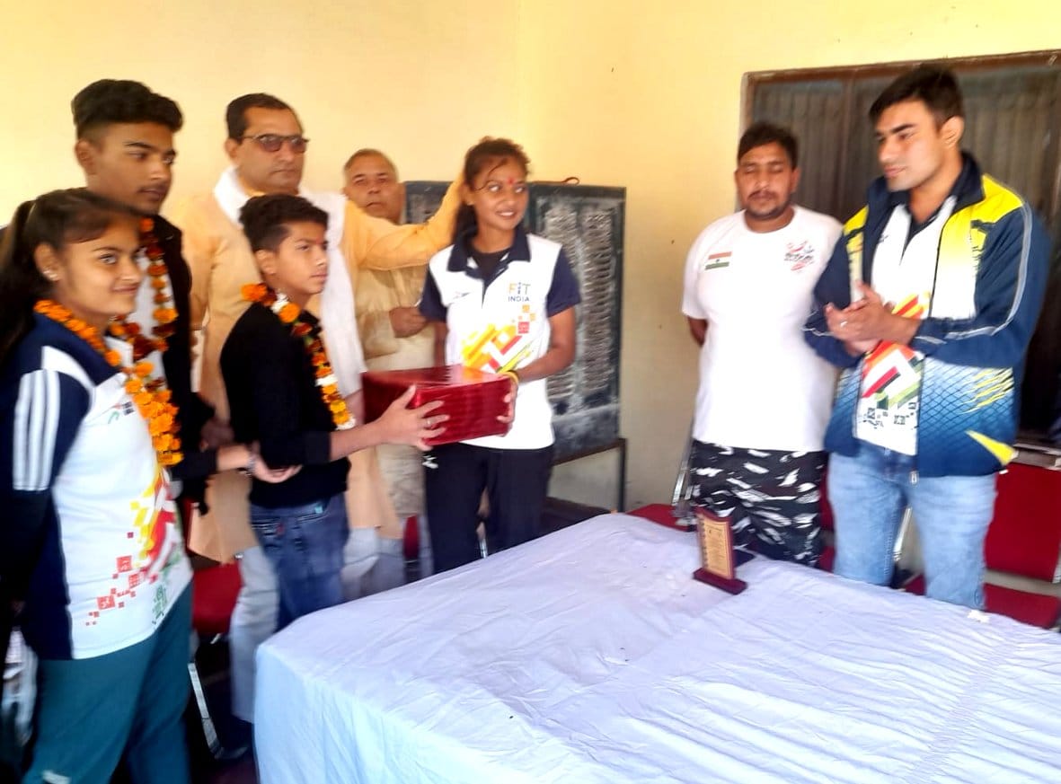 Chhavi won medals in Kanpur, warm welcome in Nirpuda