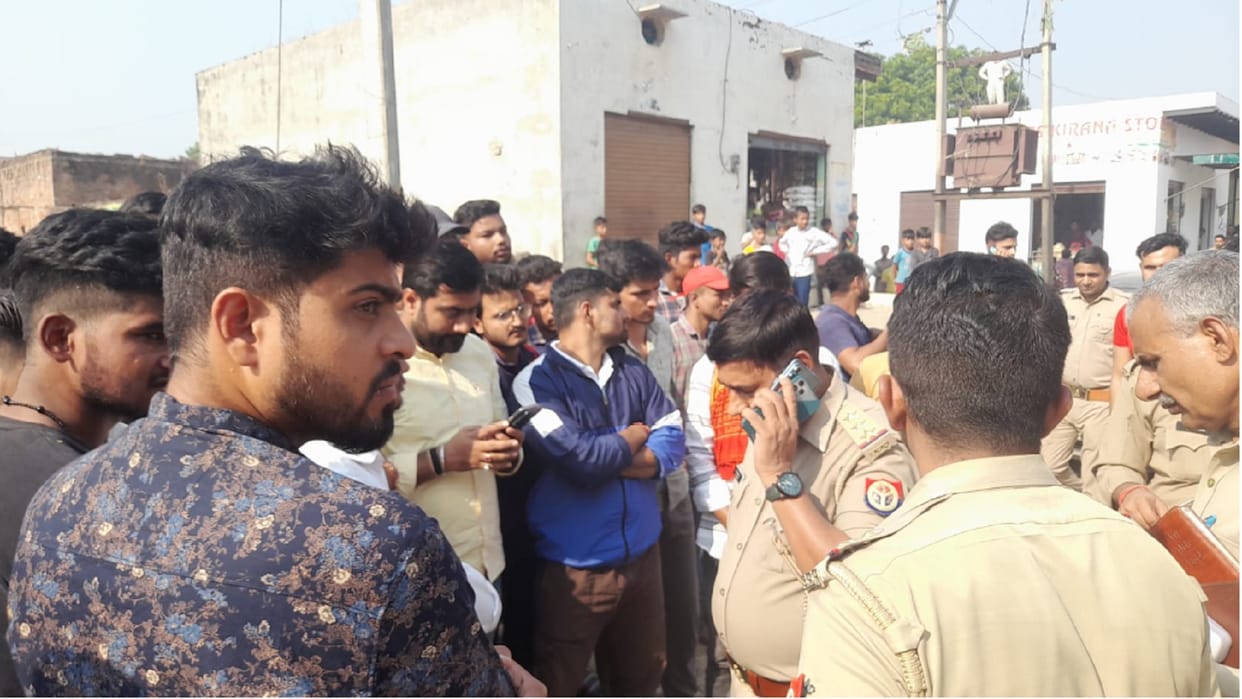 Meerut: There was a stir on the discovery of animal remains, Bajrang Dal workers protest at police station