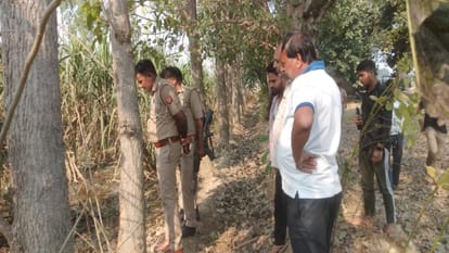 Meerut: There was a stir on the discovery of animal remains, Bajrang Dal workers protest at police station