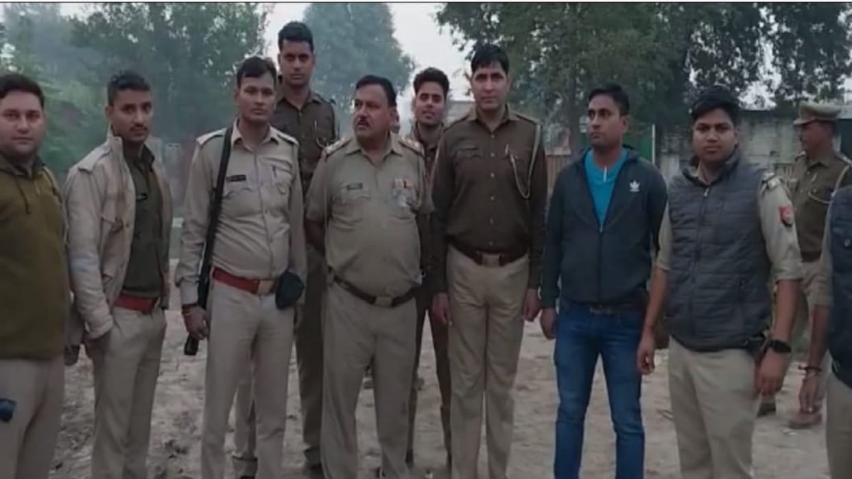 Two crooks have injured in police encounter and three arrested by police in Meerut district
