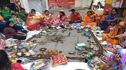 PHOTOS In Varanasi women worshiped by making cow dung Govardhan see photos