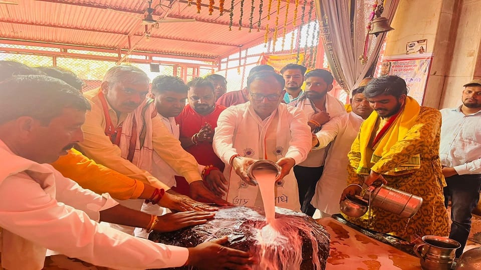 Govardhan Puja 2022 Govardhan Puja Is Being Performed In mathura Today See Images
