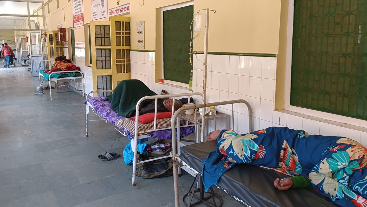 Patients admitted with beds porch hospital in cold district hospital Pithoragarh Uttarakhand news in hindi