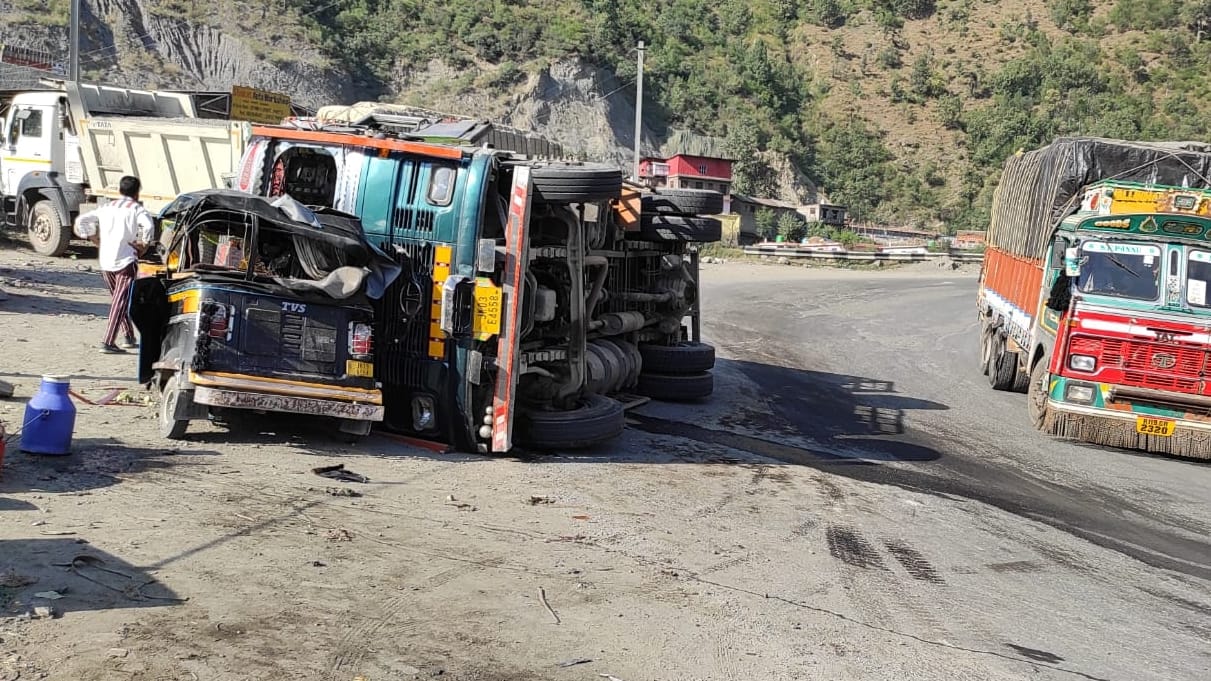 ramban accident auto and truck collision Minor girl among 8 people injured