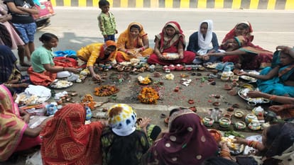PHOTOS In Varanasi women worshiped by making cow dung Govardhan see photos