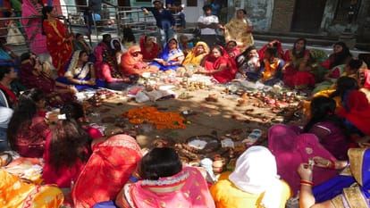 PHOTOS In Varanasi women worshiped by making cow dung Govardhan see photos