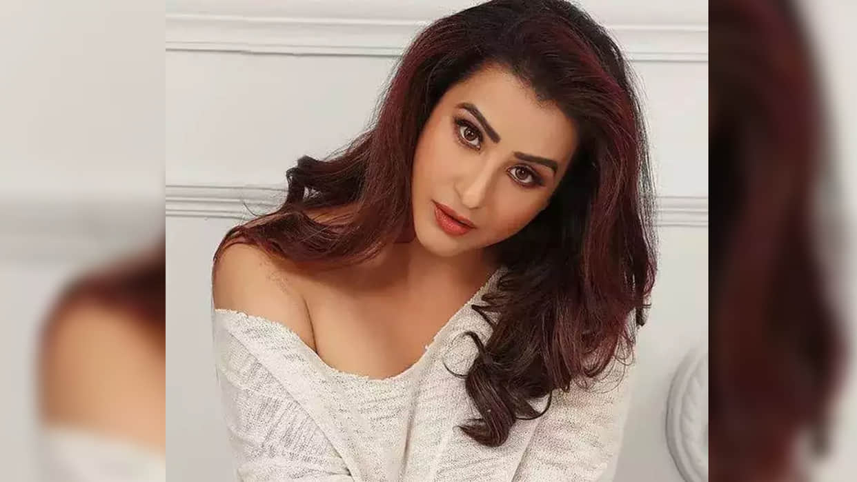 madhuri dixit nora fatehi to karan johar shilpa shindes quarrel with these celebs