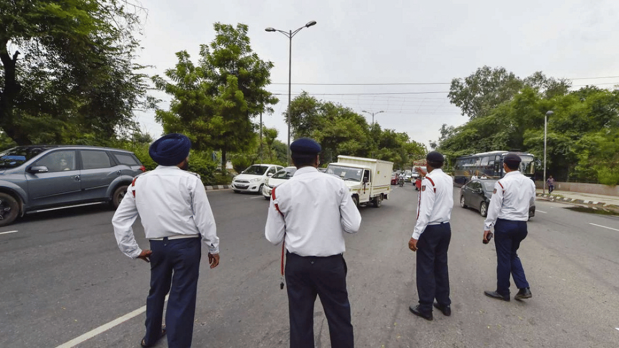 In India police cannot deduct anyone's challan on these five reasons Wearing slippers Half sleeve T Shirt Extr