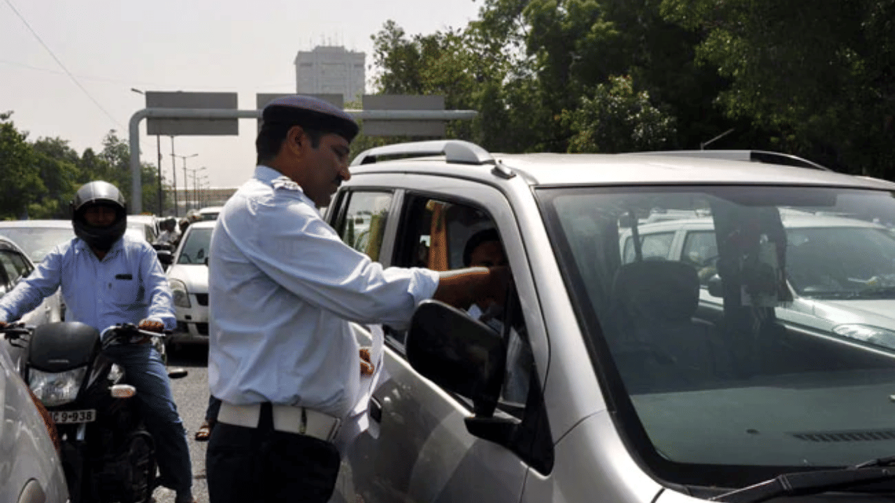 In India police cannot deduct anyone's challan on these five reasons Wearing slippers Half sleeve T Shirt Extr