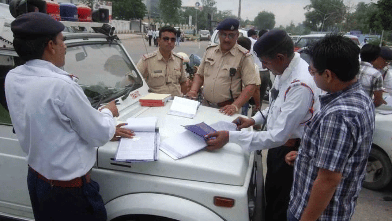 In India police cannot deduct anyone's challan on these five reasons Wearing slippers Half sleeve T Shirt Extr