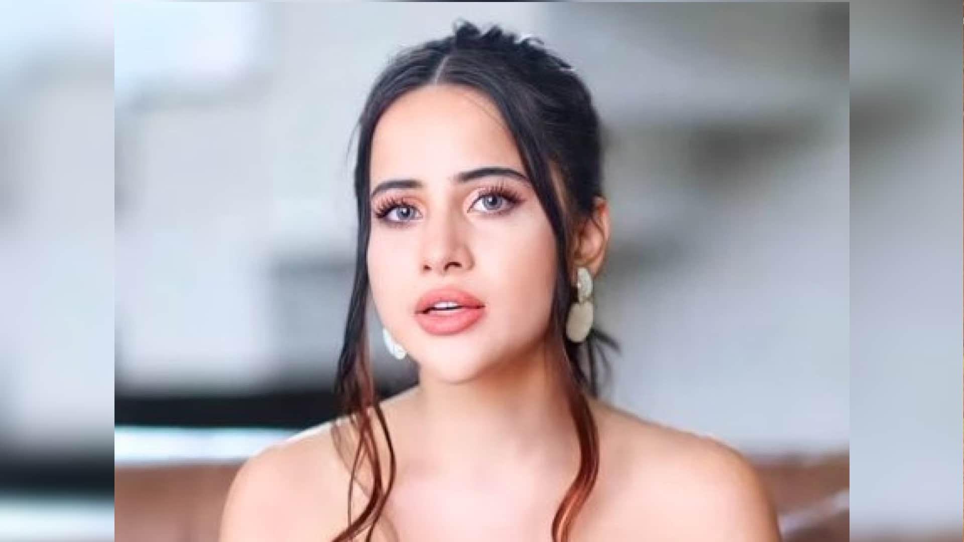 Urfi Javed meet her fans and kissed video getting viral on social media users said giving wrong teaching