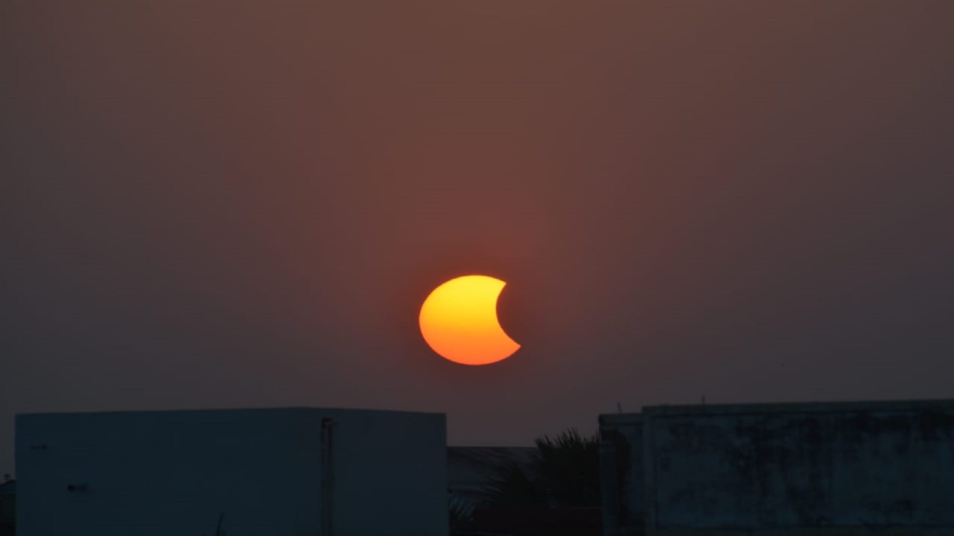photos Surya grahan 2022 People of Varanasi witnessed the last solar eclipse of the year amazing pictures