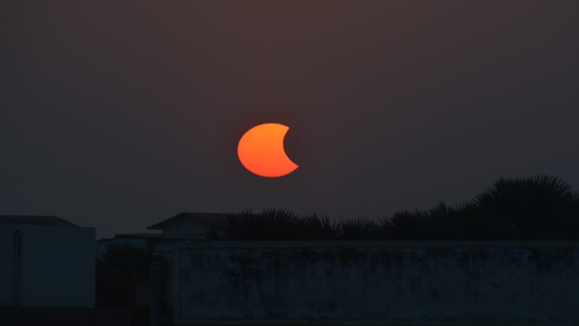 photos Surya grahan 2022 People of Varanasi witnessed the last solar eclipse of the year amazing pictures