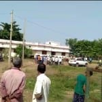 युवक का शव मिलने के बाद लगी भीड़।