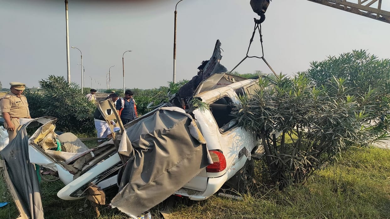 accident in Prayagraj Tavera at high speed collided with pillar, five killed were going to Vindhyac