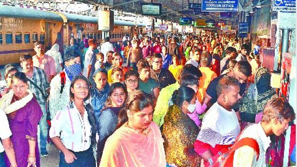 Crowd In Trains After Diwali And Govardhan Puja in agra