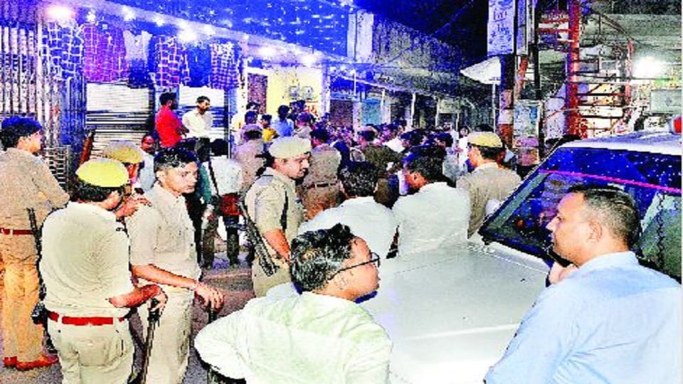 wife of the high officer of the district got the shopkeeper beaten by the police in Firozabad
