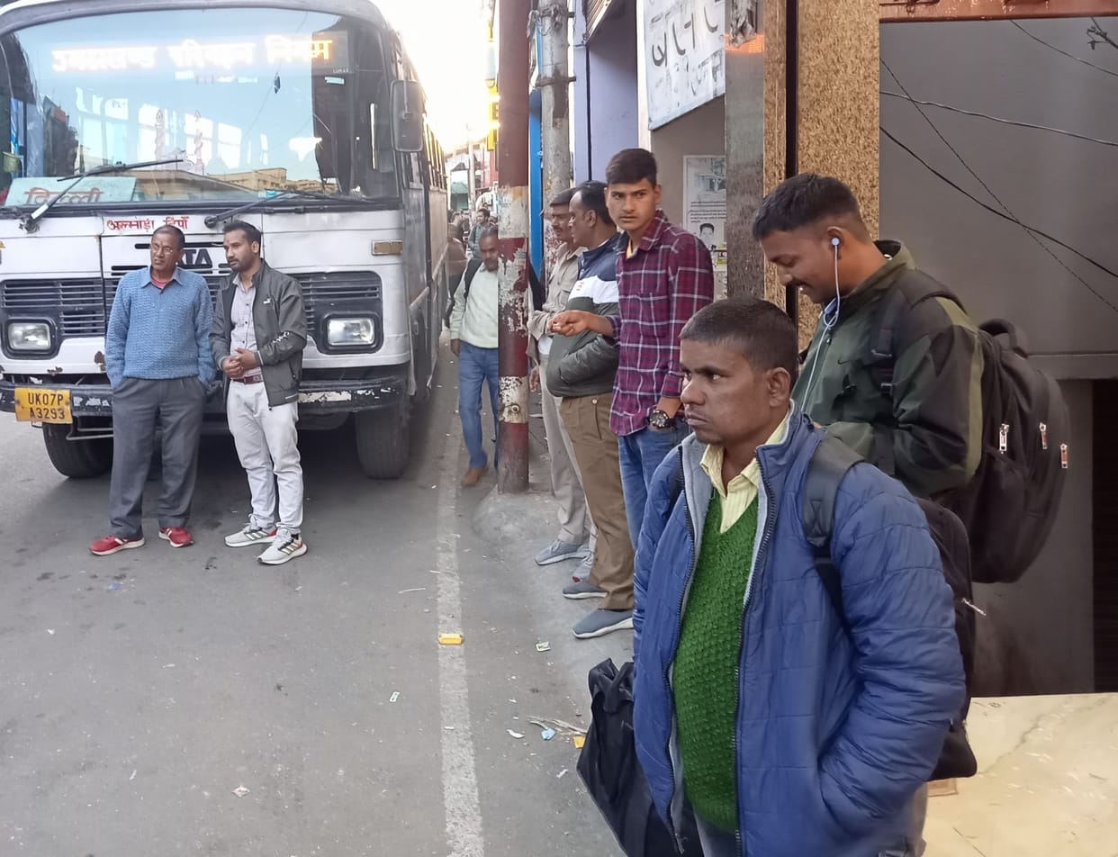 Huge rush of passengers at stations corporation run additional buses Uttarakhand news in hindi