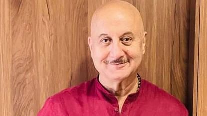 Anupam Kher plie le comme Beckham