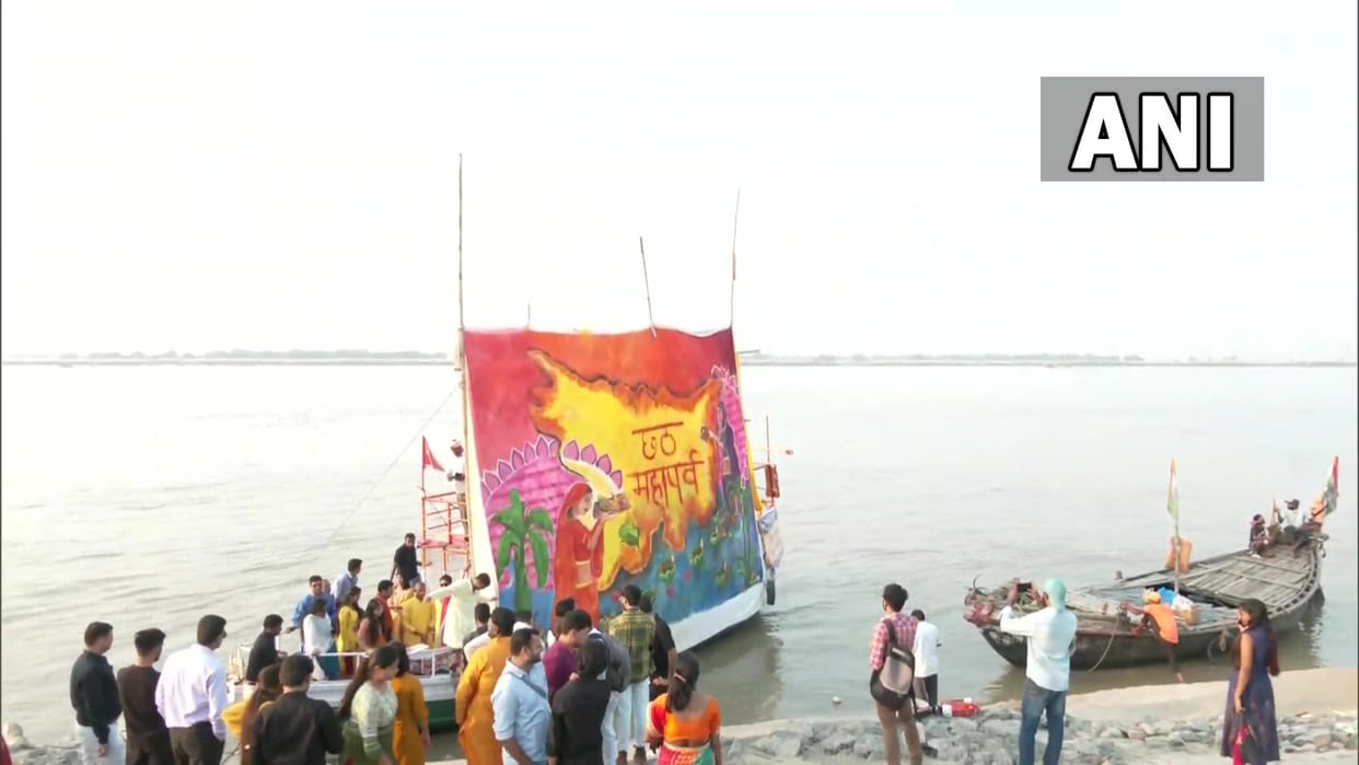Patna: artists displayed Chhath puja painting on river Ganga