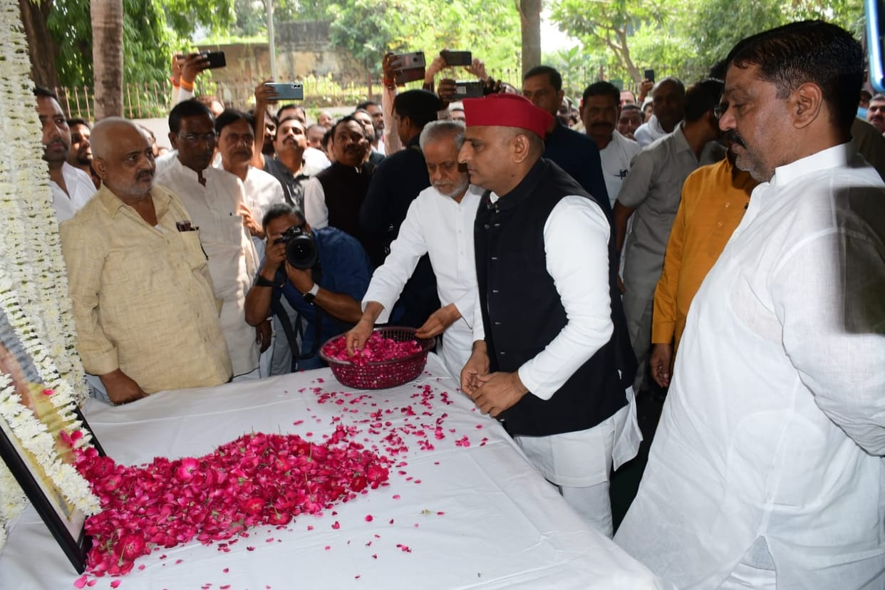 Akhilesh Yadav reached Barabanki to pay tribute to former District Panchayat President Ashok Singh