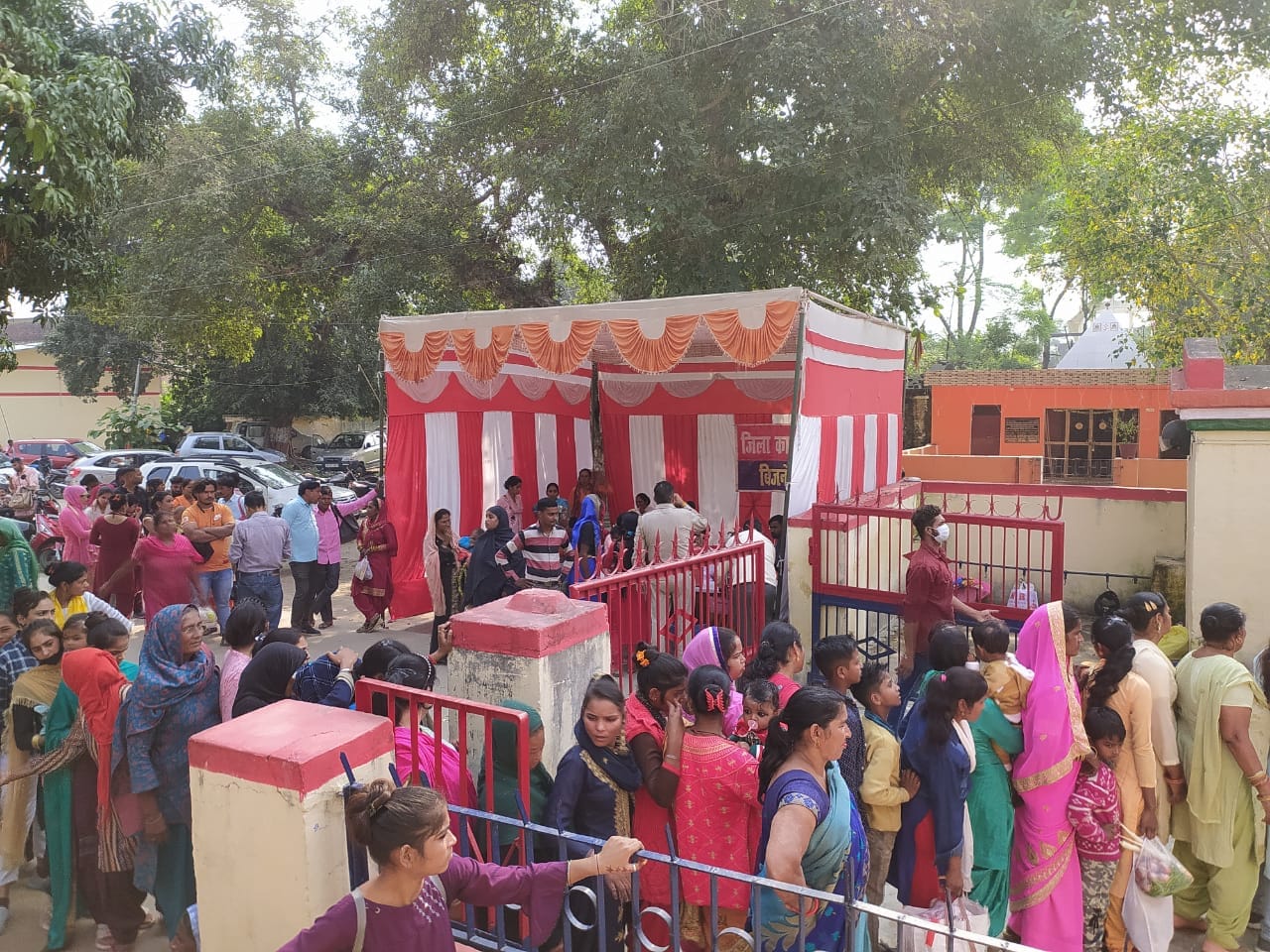 UP: sisters prayed after tilaking brothers in prison, long queues In Bijnor-Saharanpur district jail