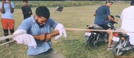 Baghpat: Young man stunts by stopping six bikes by tying rope in both hands in Baghpat