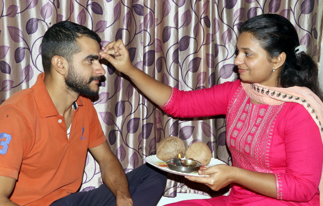 Sisters applied Mangal Tilak to brothers