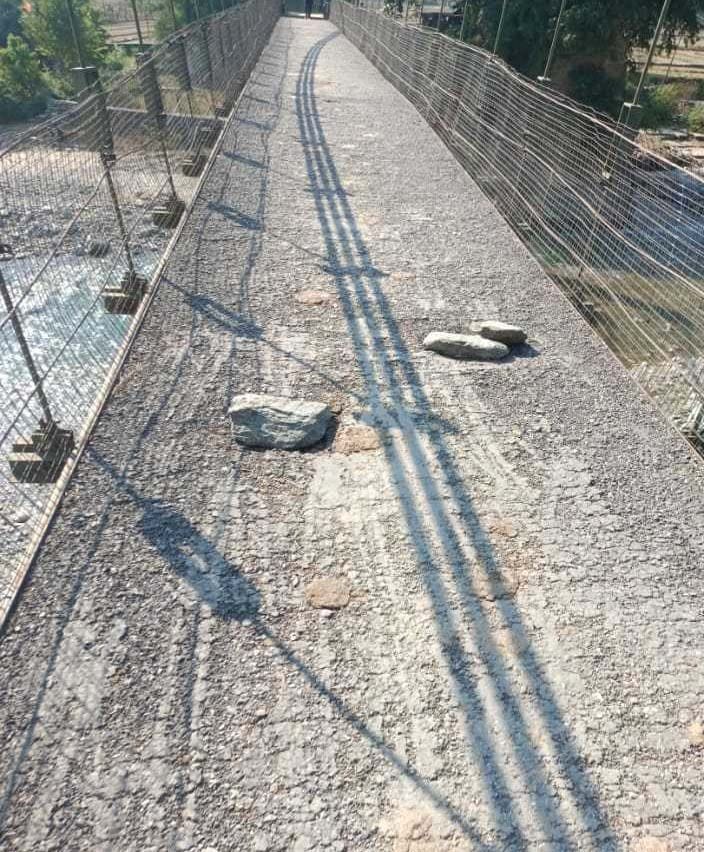 The road is not easy through the foot bridge, the pits are increasing