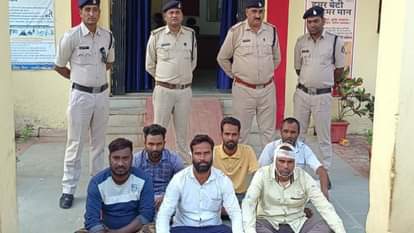पुलिस गिरफ्त में मारपीट के आरोपी।