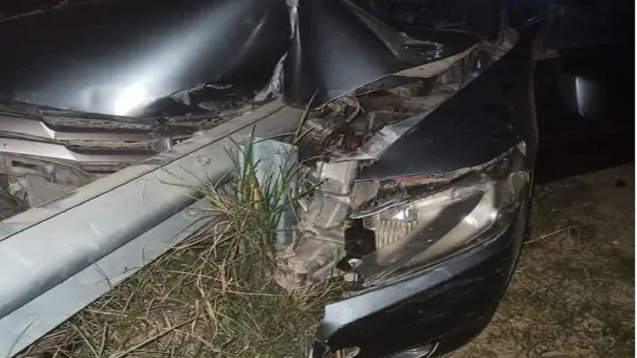 Vehicle uncontrolled, younger brother dies, elder brother injured