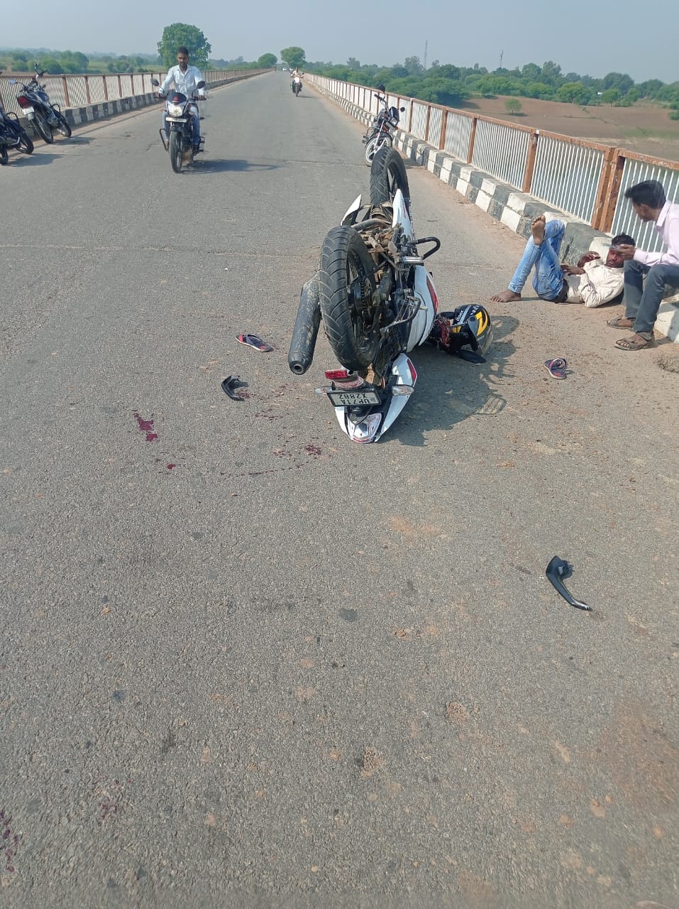 Banda: Three injured in a collision between a bike and an e-rickshaw