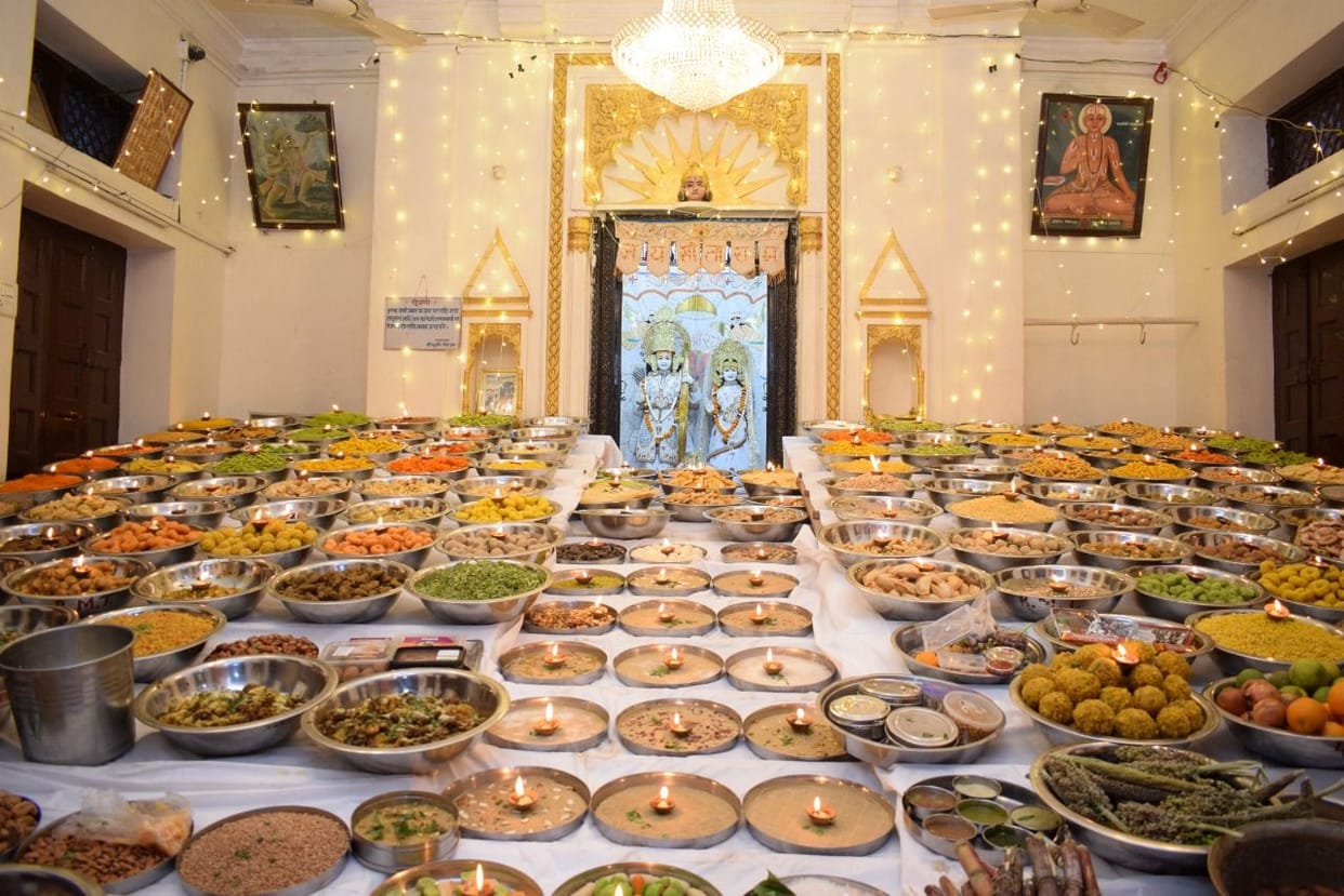 Chitrakoot: Prasad distributed by enjoying fifty-six delicacies