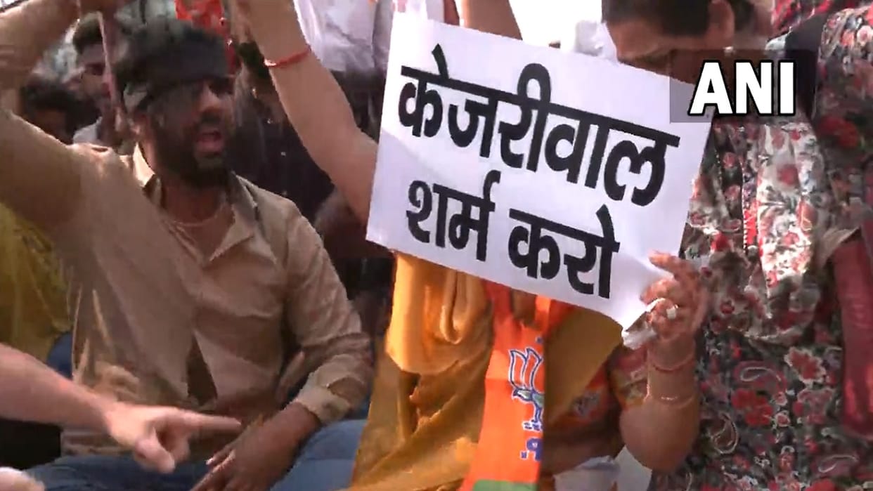 BJP and AAP workers clash over Ghazipur landfill site in Delhi