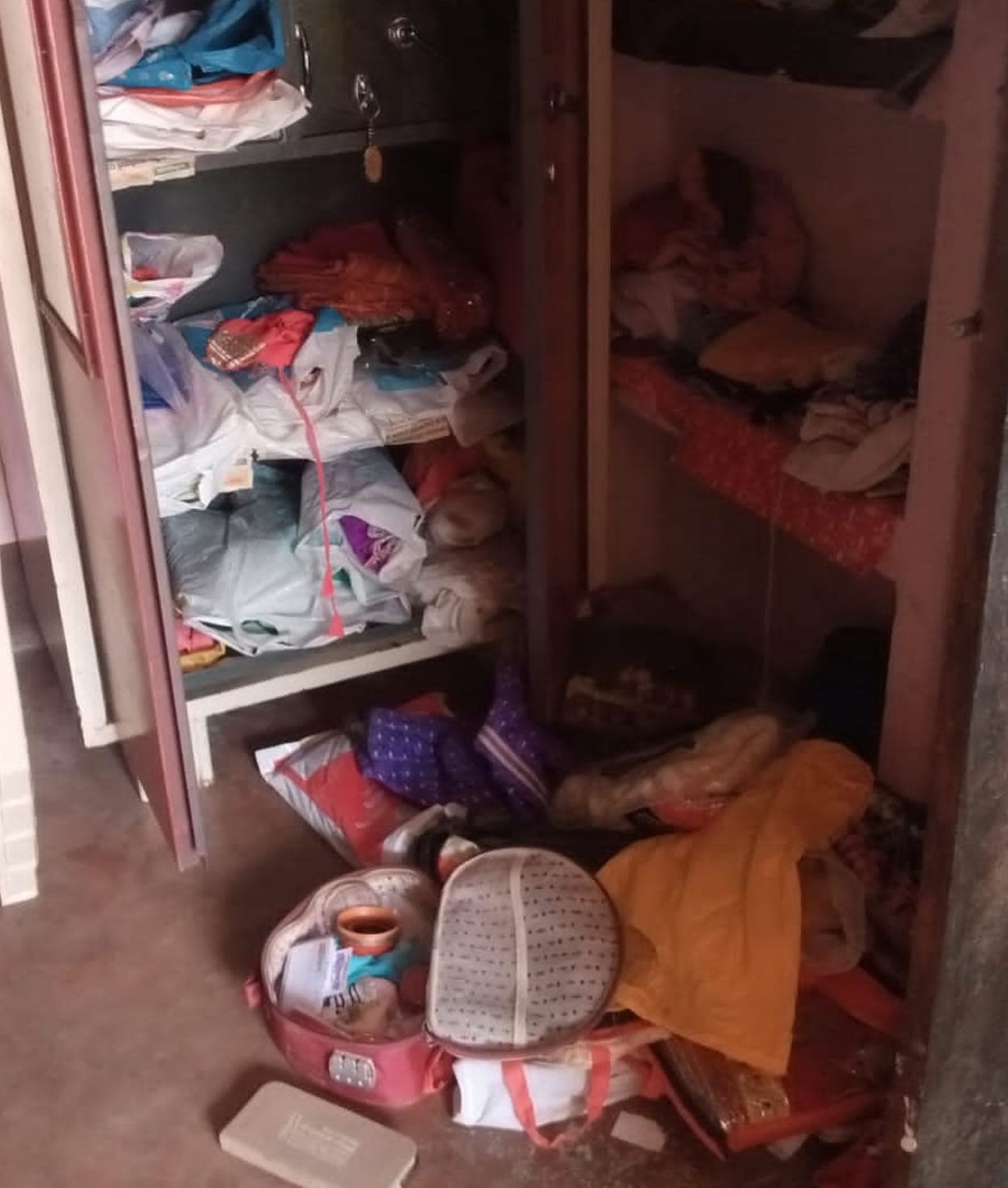 Six lakh jewellery, cash stolen from uncle-nephew's house