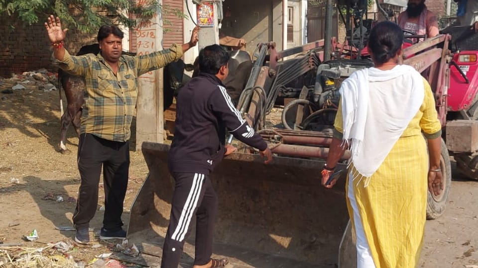 Striking sanitation workers protest against contractor during cleaning in Sirsa