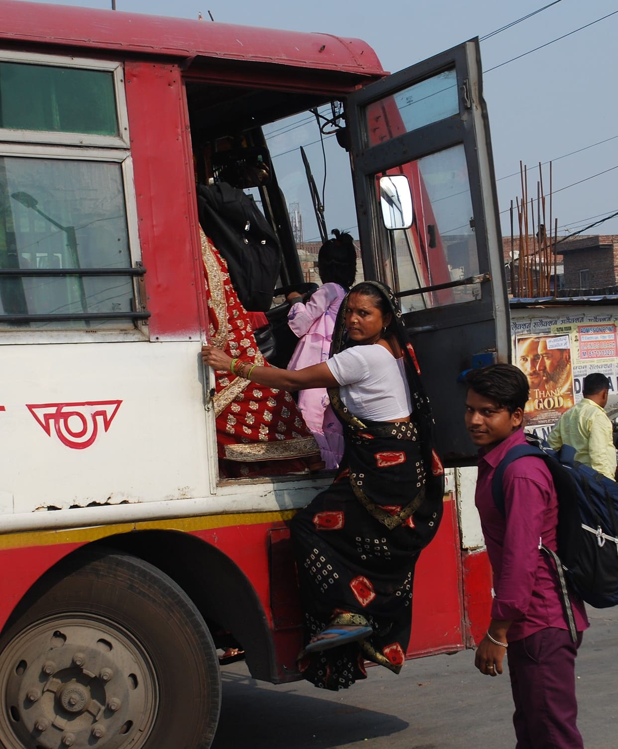 Hathras: Buses and trains crowded on Bhai Dooj, clash broke out