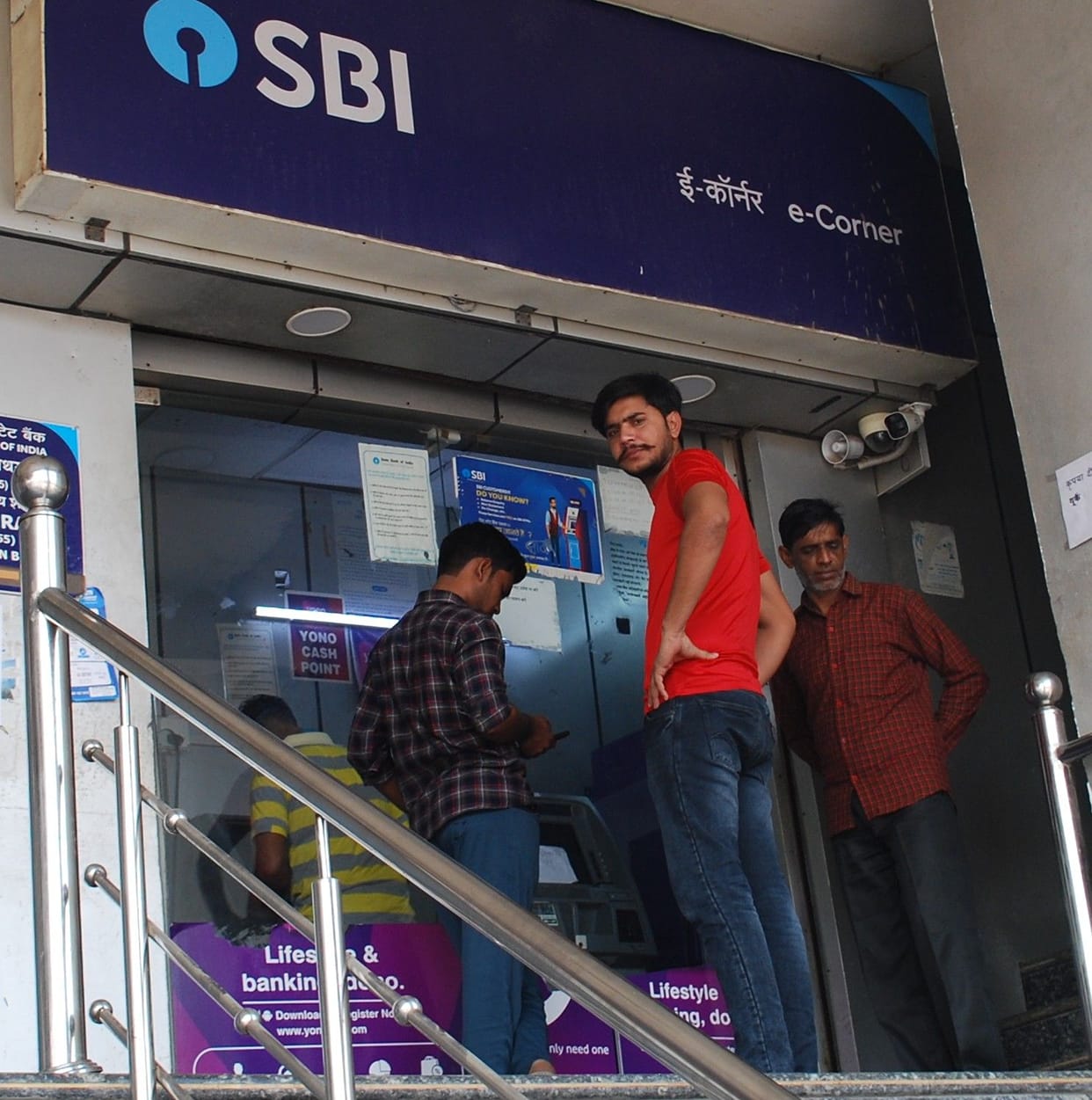 Hathras: Most ATMs became showpieces, people wandered for money