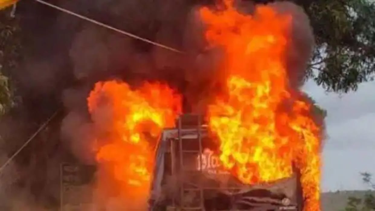 Gas tanker blast in Jharkhand Dumka 3 buses gutted in fire dead and injured news in hindi