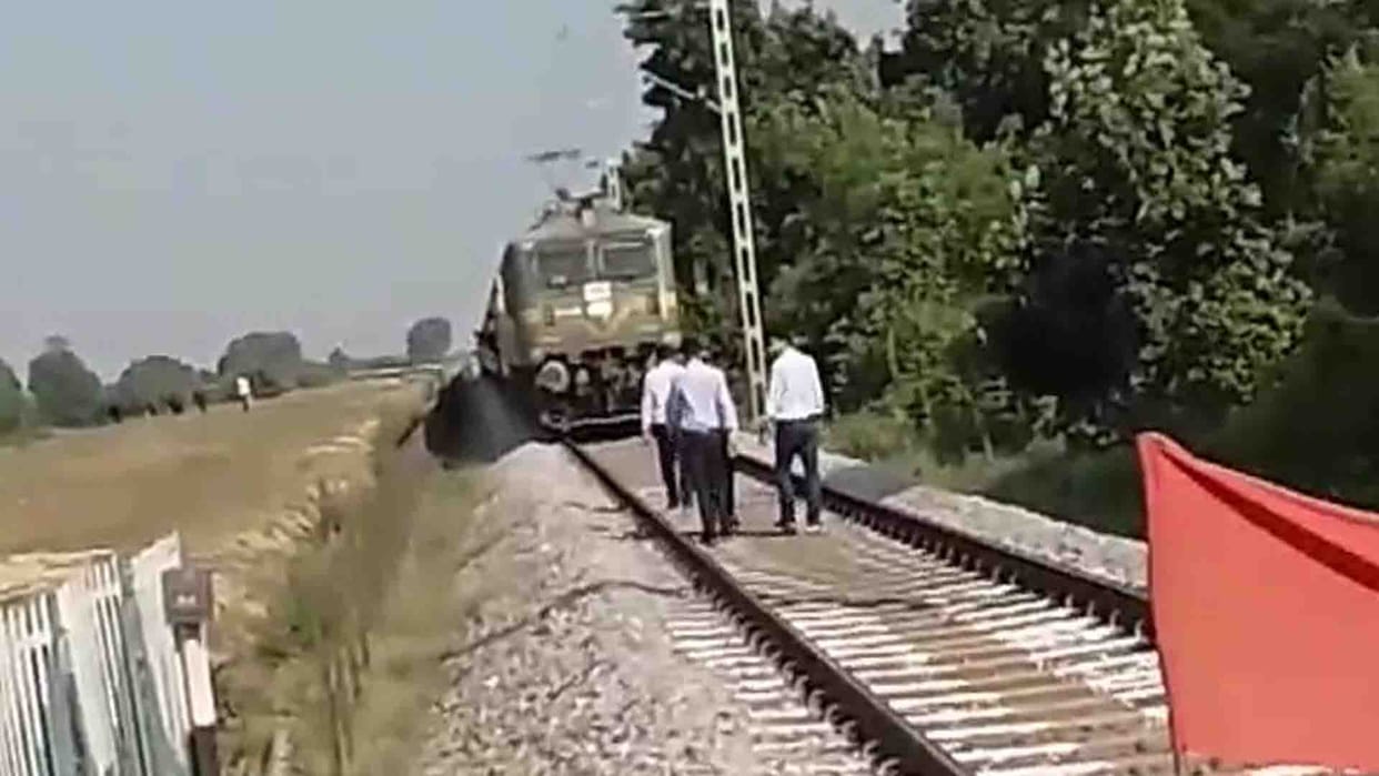 Engine of Mangala Express failed stood in the middle of the way for three hours in agra