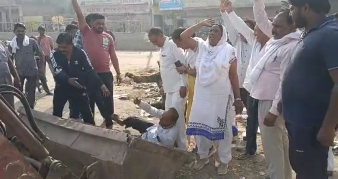 In front of the loader, the striking workers stopped the cleaning, the city council wrote a letter to the administration for security