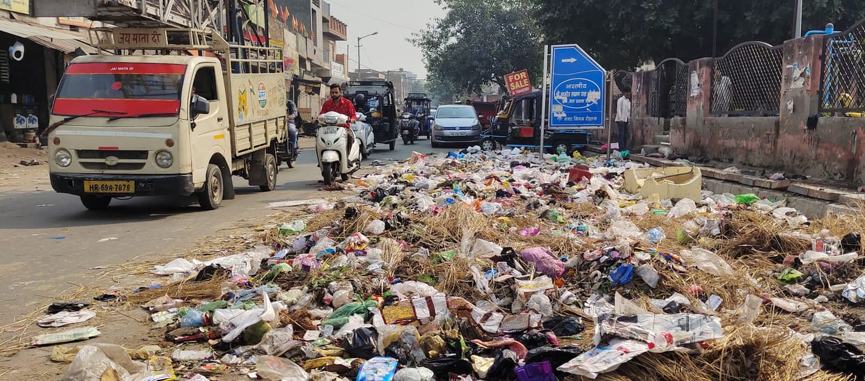 9th day of strike: 600 tonnes of garbage picked up in the dark of night, 200 tonnes still rotting