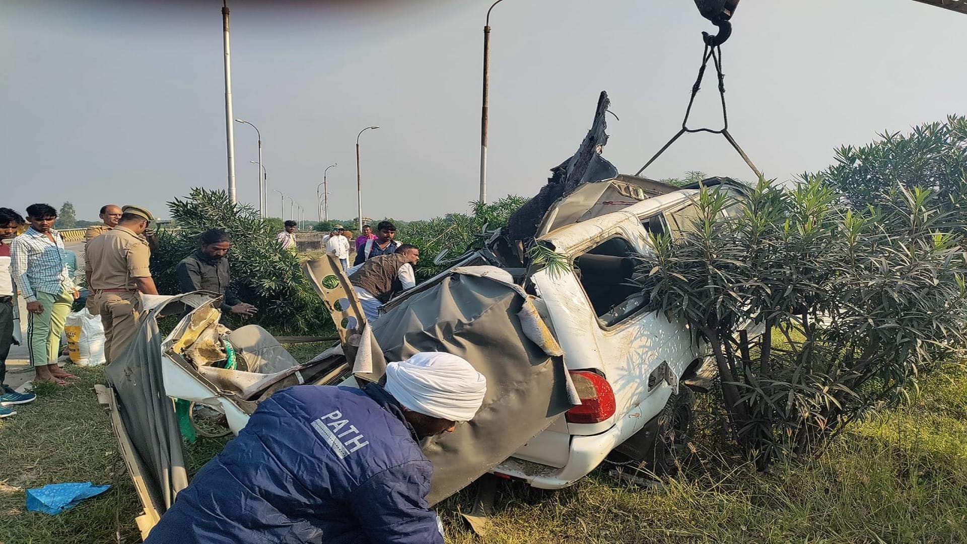 accident in Prayagraj Tavera at high speed collided with pillar, five killed were going to Vindhyac