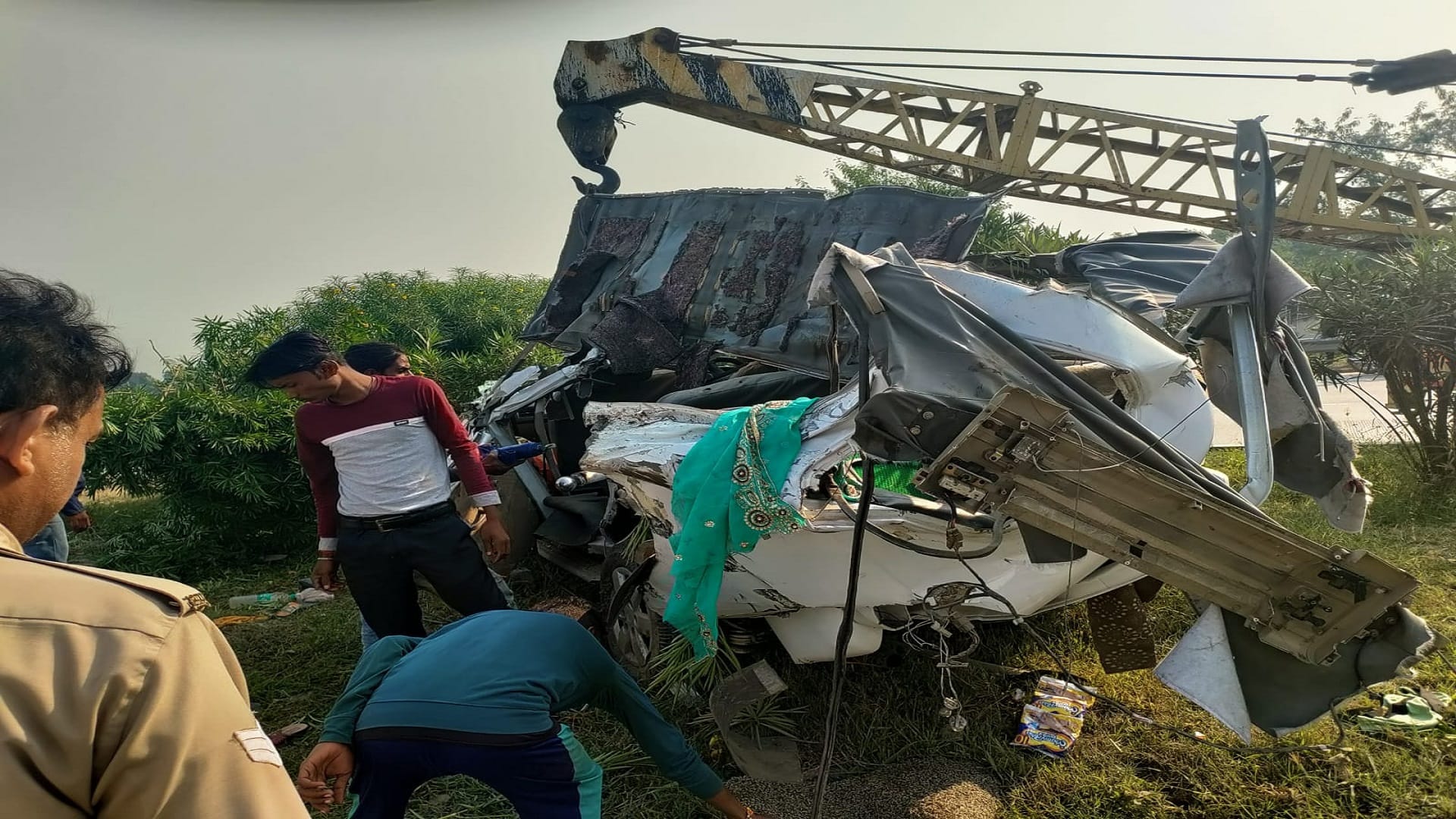 accident in Prayagraj Tavera at high speed collided with pillar, five killed were going to Vindhyac