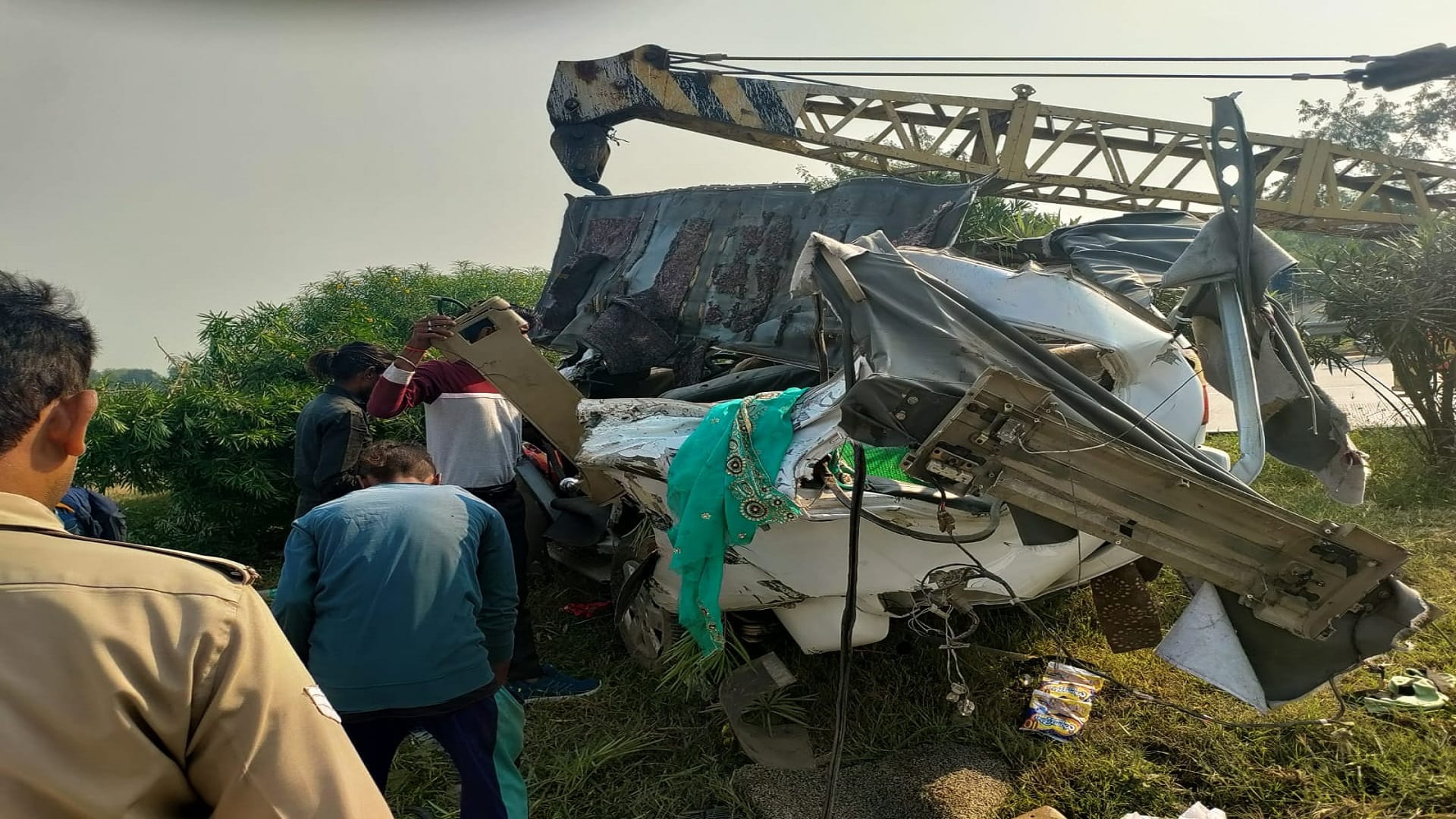 accident in Prayagraj Tavera at high speed collided with pillar, five killed were going to Vindhyac