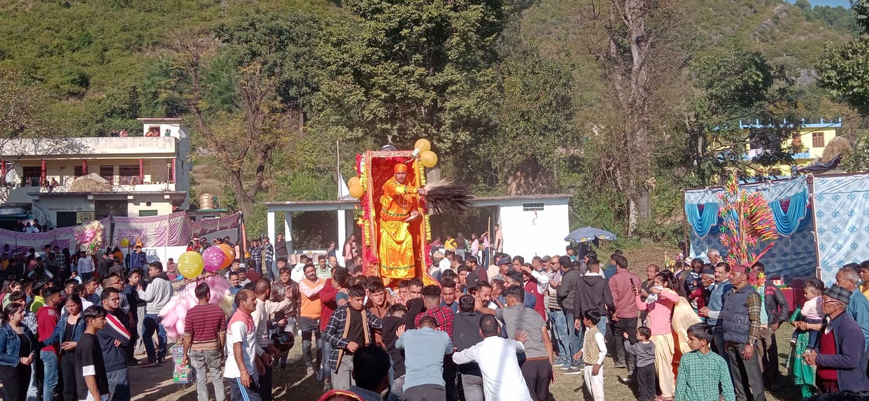 Naini area resonated with the praise of Maa Nainavati