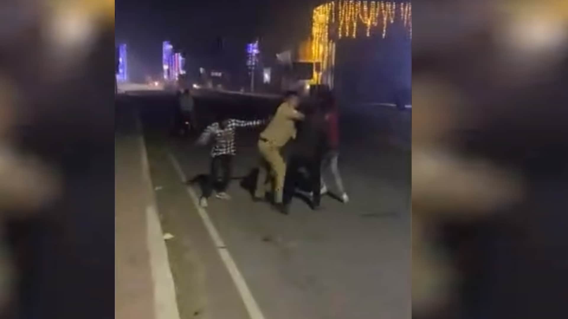 A police man got beaten by four men in para in Lucknow.