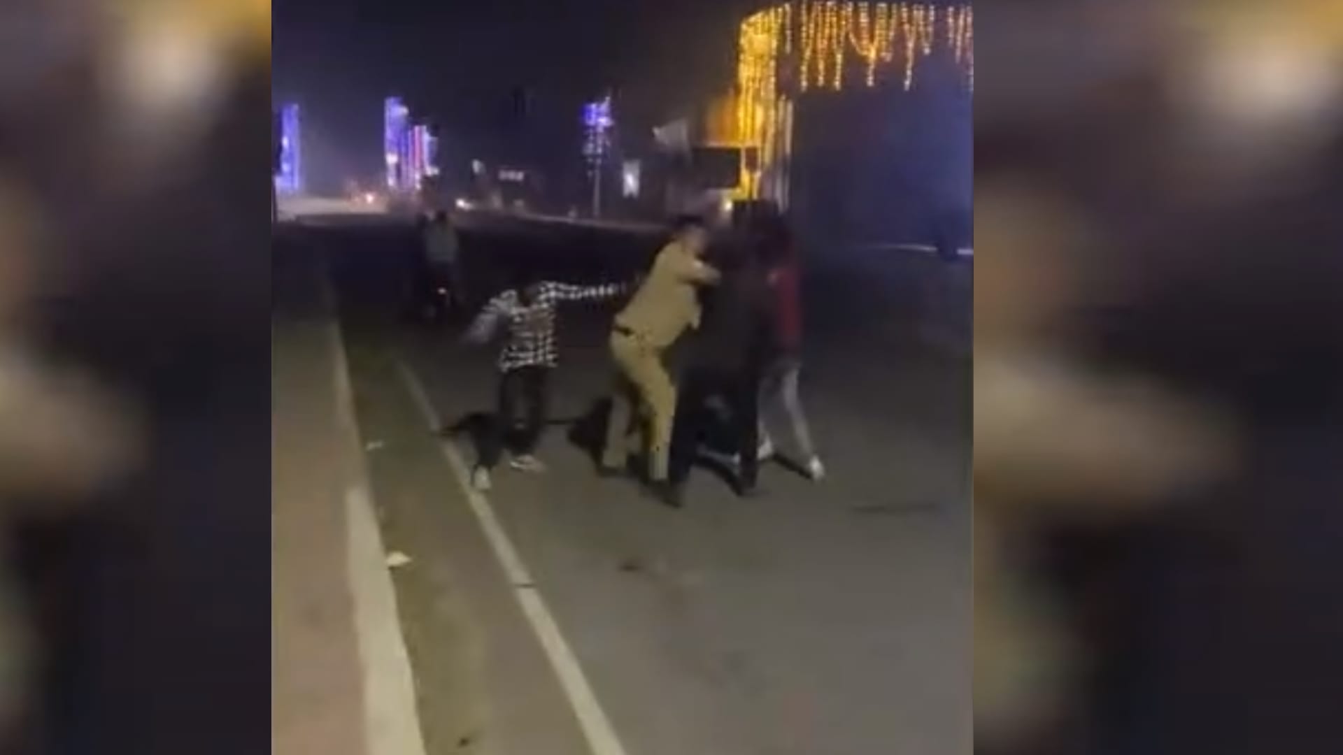A police man got beaten by four men in para in Lucknow.